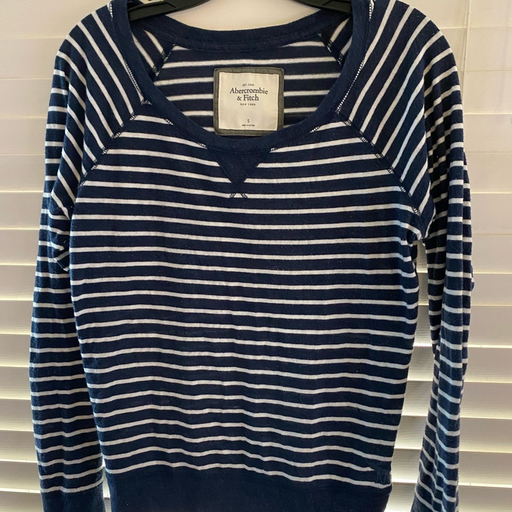 Abercrombie & Fitch Navy and White Striped V-Neck Sweater Small